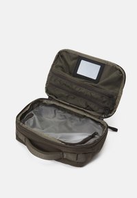 The North Face BASE CAMP VOYAGER DOPP KIT UNISEX - Toalettmappe - new taupe green/black