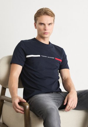 Tommy Hilfiger HILFIGER CHEST INSERT TEE - Nyomott mintás póló - desert sky