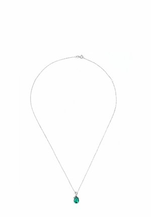 Collana in argento con pendente in smeraldo a taglio goccia, con una finitura lucida e dettagli delicati della chiusura.