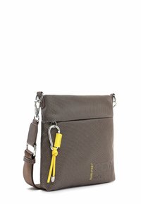 Grå tekstureret stof crossbody taske med en gul lynlås, en sølv karabinhage og en justerbar brun rem. Har en frontlynlåslomme.