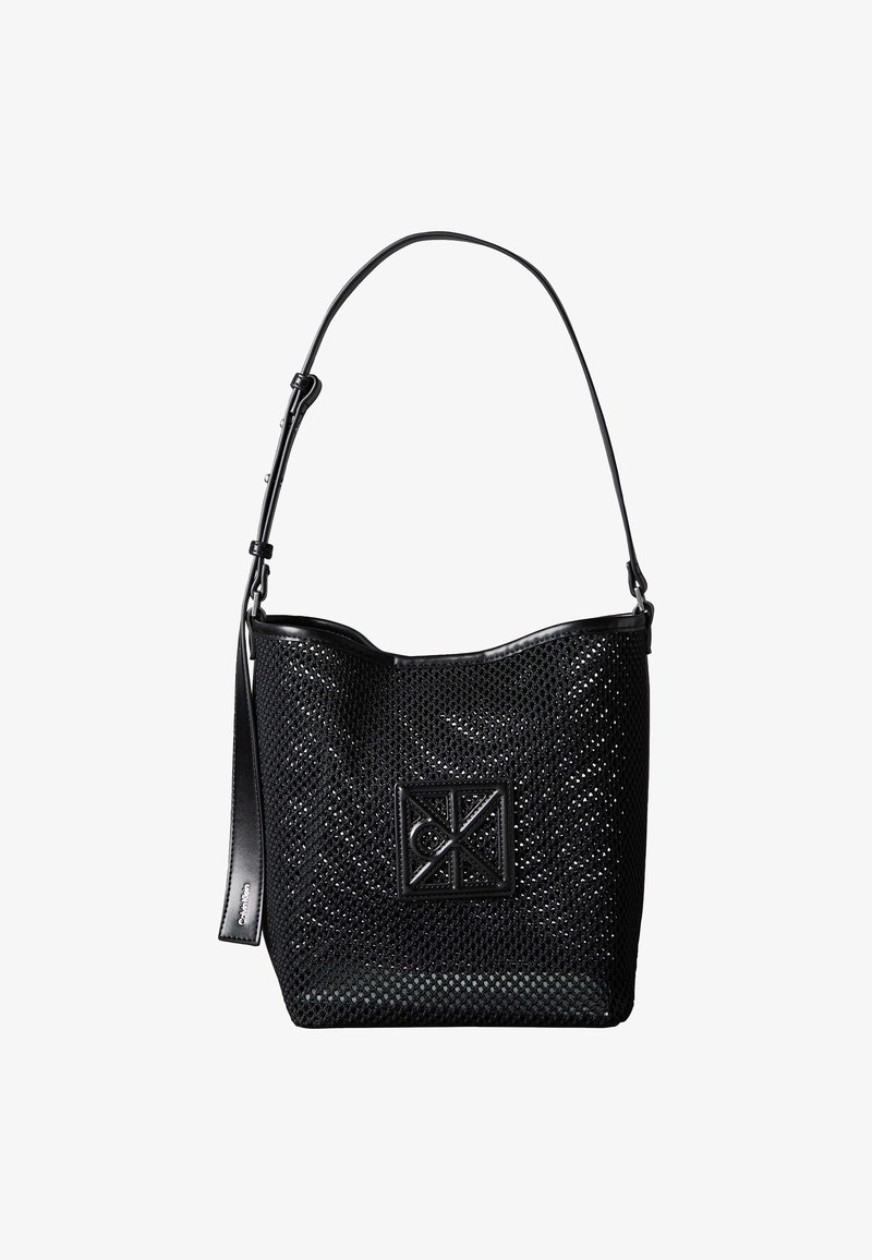 Schwarze Netz-Beuteltasche mit verstellbarem Schulterriemen und einem quadratisch geprägten Logo-Patch auf der Vorderseite.