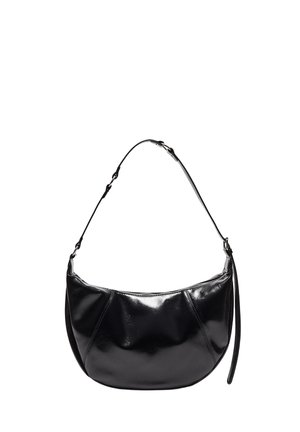 Čierna kožená taška na rameno s oblým tvarom, textúrovaným povrchom a jedným nastaviteľným popruhom. Má zipsové uzatváranie na vrchu.