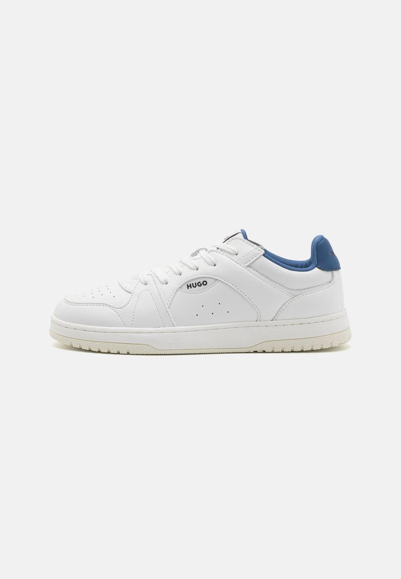White sneaker made of leather with a textured surface, featuring blue accents on the heel and a rubber outsole. Brand logo is visible.