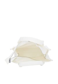 Borsa in tela bianca con apertura superiore e chiusura a zip, dotata di un interno liscio con scomparti e manici robusti.