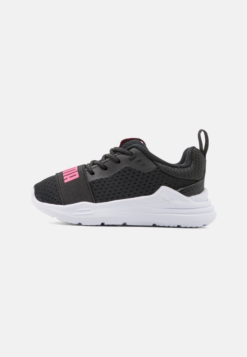 Zwarte sportieve sneaker met een bovenkant van mesh, roze accenten en een witte zool. Beschikt over veters en een trekhaak bij de hak. Lichtgewicht en ademend ontwerp.