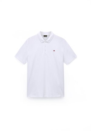 Bijela polo majica kratkih rukava od pamuka, s klasičnim ovratnikom, plastičnim preklopom s tri gumba i malim crvenim izvezenim logotipom.