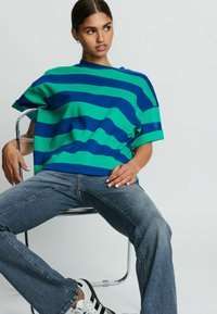 Next RELAXED FIT CREW NECK - Nyomott mintás póló - blue green stripe