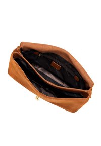 Brązowa torebka z zamszu o miękkiej fakturze, oferująca przestronną wnętrze, kieszeń na zamek błyskawiczny oraz złote akcenty.