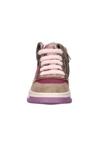 Bruine en roze hoge sneakers met fluffy roze veters, van suede en leer, met een gepolsterde kraag en een paarse zool. Accentuering van ontwerpelementen.