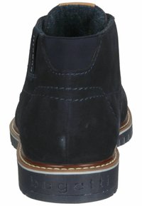Botas de tobillo de ante azul marino con paneles laterales elásticos, detalles cosidos y una suela de cuero marrón que presenta el logo "bugatti".
