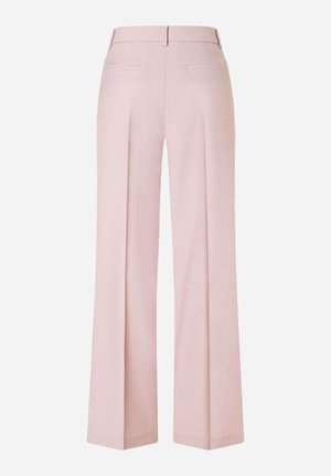 Pantalon large rose clair avec poches passepoilées à l'arrière et passants pour ceinture, présenté de dos sur un fond uni.