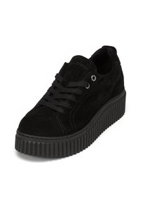 Baskets compensées en daim noir avec lacets plats, bout arrondi et semelle en caoutchouc nervurée. Comprend des œillets et un logo sur la languette.