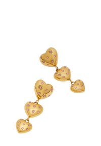 Pendientes de oro en forma de corazón con acentos de piedras preciosas rosas y grabados de estrellas, con un diseño enlazado que presenta múltiples corazones conectados.
