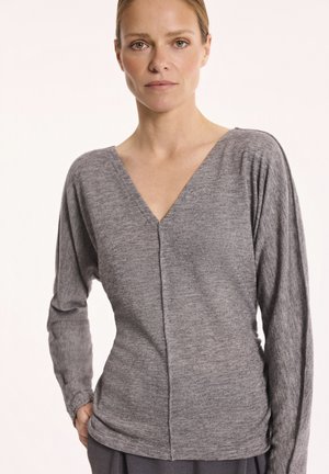 - Sweter