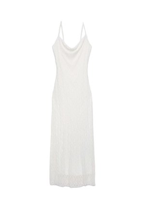 Abito lungo bianco in pizzo senza maniche con sottili spalline e scollo a cappuccio su sfondo uniforme.