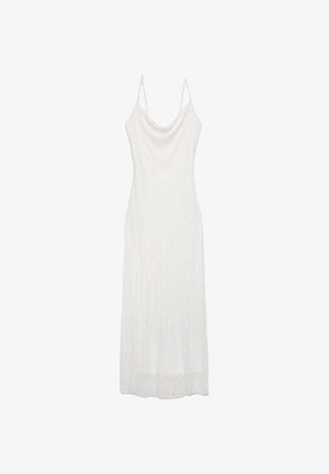 Abito lungo bianco in pizzo senza maniche con sottili spalline e scollo a cappuccio su sfondo uniforme.