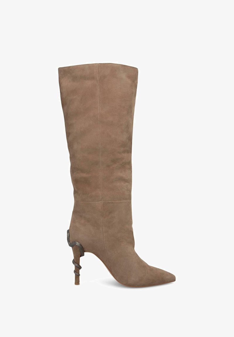 Botte à talon haut en daim beige avec bout pointu, tige haute et accent spiralé sur le talon. Texture lisse et design minimaliste.