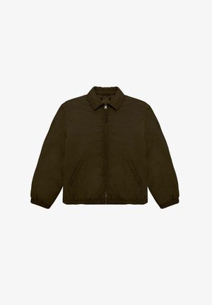 Veste zippée marron avec un col, des poignets élastiques et deux poches latérales. Fabriquée en tissu satiné avec un design léger.