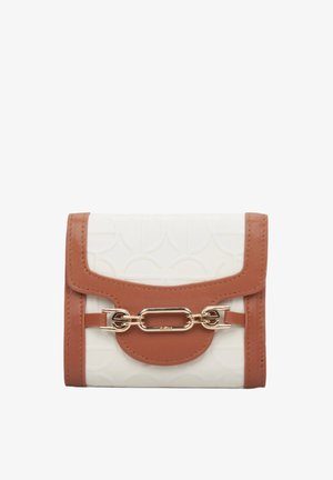 Biały portfel z teksturowanej skóry z brązowymi akcentami, z detalem z złotego łańcucha i zapięciem na klapkę. Kompaktowy prostokątny kształt.