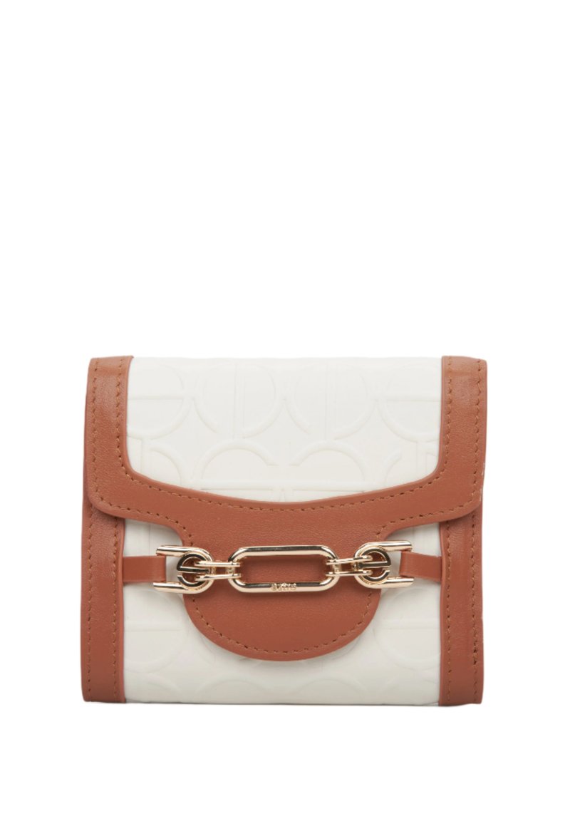 Bílá texturovaná kožená peněženka s hnědými akcenty, obsahující zlatý řetězový detail a klopové uzavírání. Kompaktní obdélníkový tvar.