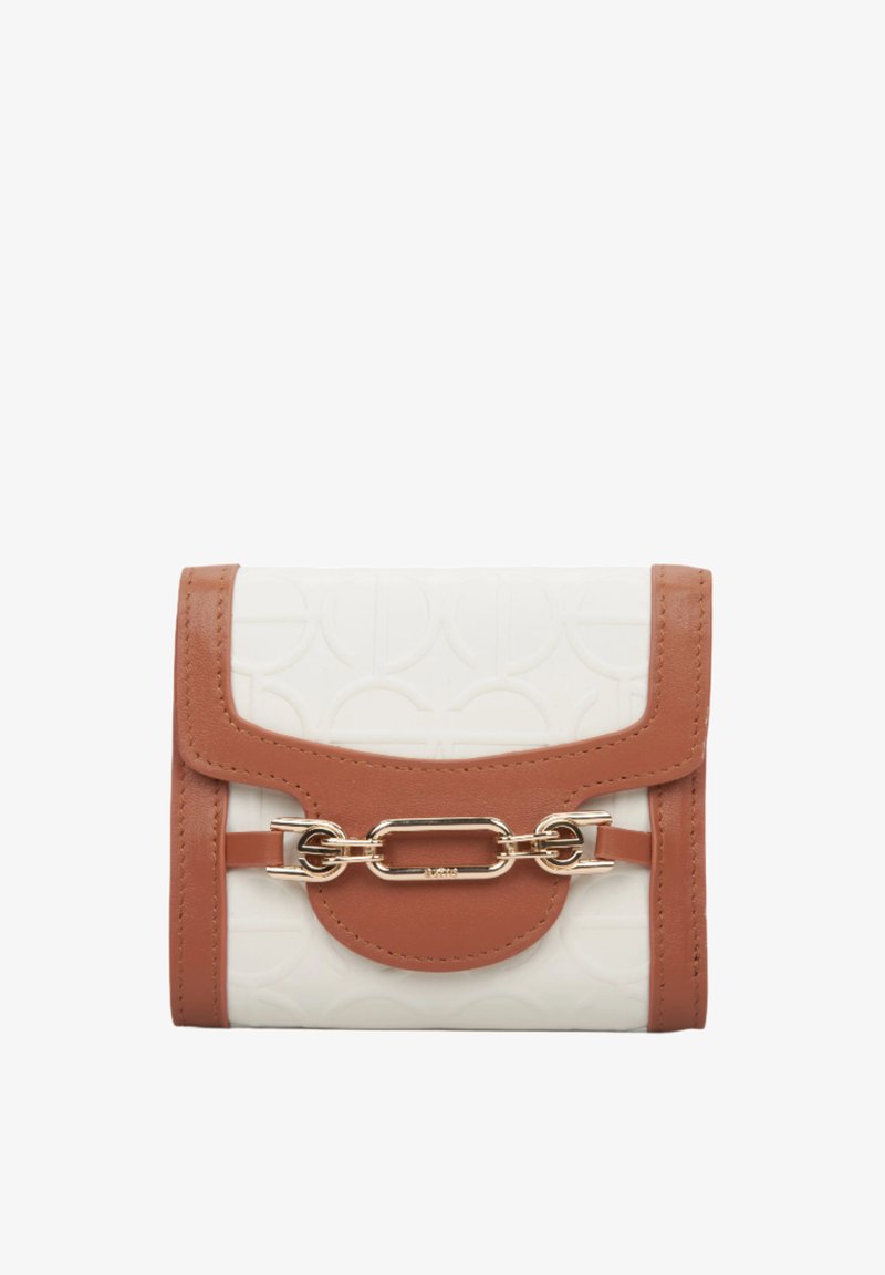 Biały portfel z teksturowanej skóry z brązowymi akcentami, z detalem z złotego łańcucha i zapięciem na klapkę. Kompaktowy prostokątny kształt.
