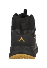 Scarpa da hiking nera con tomaia in tessuto, tacco rinforzato e suola in gomma. Presenta un logo giallo sul retro e una linguetta di estrazione.
