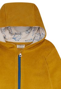 Felpa gialla in fleece con zip frontale e dettagli blu. Foderata con un tessuto bianco che presenta un motivo di gufi blu. Texture morbida e finitura liscia.
