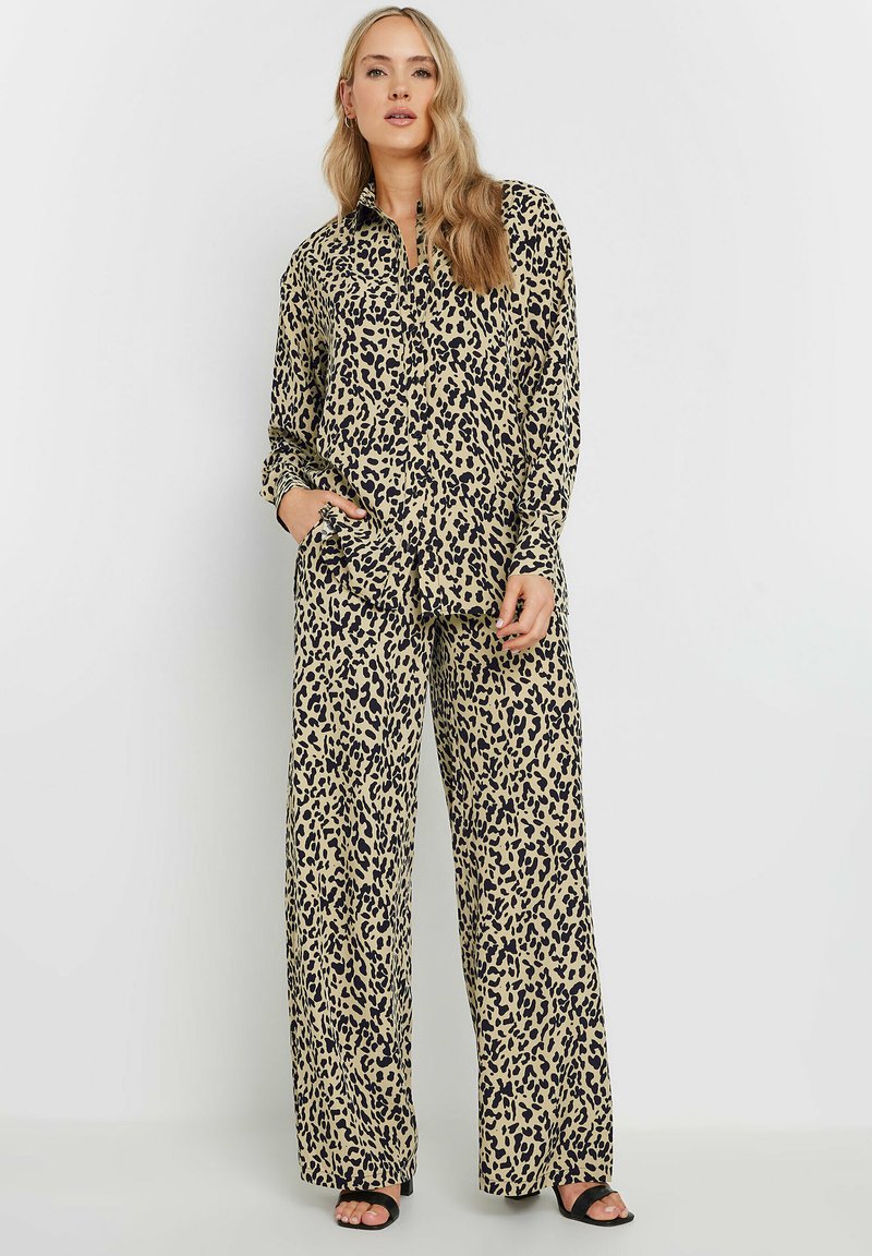Set met luipaardprint bestaande uit een button-up shirt met lange mouwen en broek met wijde benen. De stof is lichtgewicht met een gladde textuur.