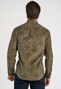 Olivengroene overhemd met lange mouwen en een paisleypatroon, voorzien van een achterste schouderpas en knoopmanchetten. Zachte stof met een subtiele textuur.