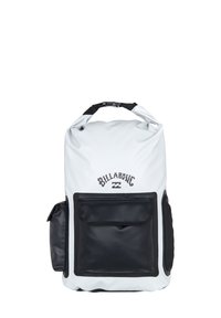 Mochila blanca impermeable con detalles en negro, que presenta un cierre enrollable, un bolsillo frontal y correas de hombro ajustables.