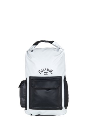 Mochila blanca impermeable con detalles en negro, que presenta un cierre enrollable, un bolsillo frontal y correas de hombro ajustables.