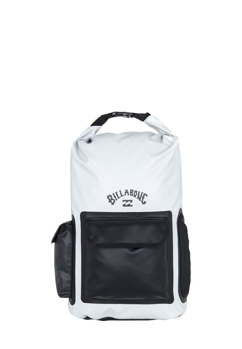 Mochila blanca impermeable con detalles en negro, que presenta un cierre enrollable, un bolsillo frontal y correas de hombro ajustables.