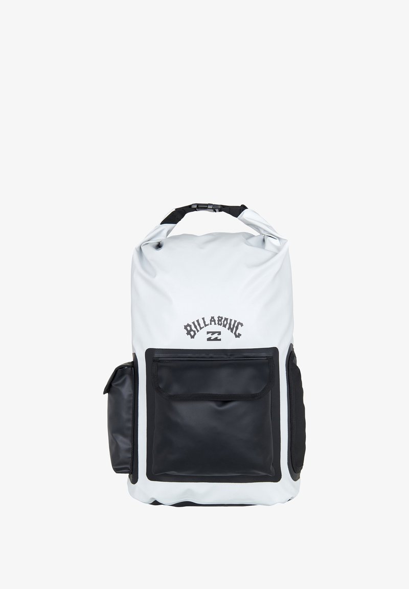 Sac à dos imperméable blanc avec des accents noirs, doté d'une fermeture enroulable, d'une poche avant et de bretelles réglables.