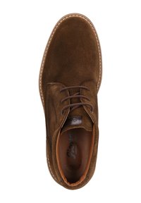 Scarpa in suede marrone con una superficie liscia, punta arrotondata, design con lacci e cuciture più chiare in contrasto attorno alla suola.