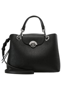 Bolso de mano de cuero negro con forma estructurada. Cuenta con herrajes plateados, cierre con solapa redondeada y una correa de hombro desmontable. Superficie texturizada.