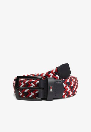 Geflochtener Gürtel in Rot, Weiß und Marineblau mit schwarzer Metallspange und Lederende, das ein kleines rechteckiges Logo-Emblem trägt.