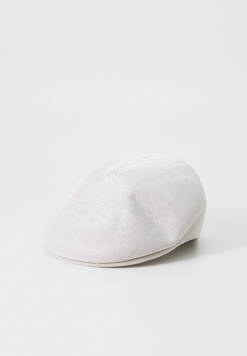 Boné branco de tecido trançado. Apresenta uma forma arredondada com uma superfície texturizada e uma aba pequena. Costura na parte de trás para estrutura.