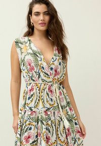 Next SLEEVELESS V-NECK BELTED - REGULAR FIT - Maksikleit - ecru multi paisley print