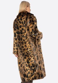 Kabát z umělé kožešiny s leopardím vzorem, širokým límcem, dlouhými rukávy a střední délkou, s měkkým, strukturovaným povrchem.