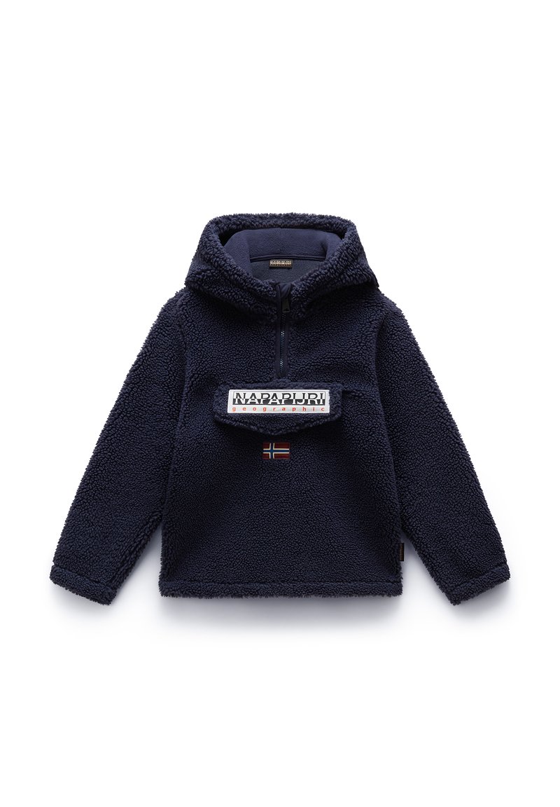 Pull en polaire bleu marine avec une capuche, fermeture éclair quart sur le devant, et une poche poitrine arborant un logo et un petit détail du drapeau norvégien.