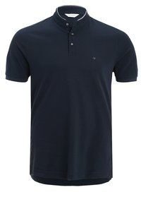 Polo shirt azul marino con cuello corto, tapeta de tres botones y logo de CK en el pecho. Hecho de una tela suave y transpirable.