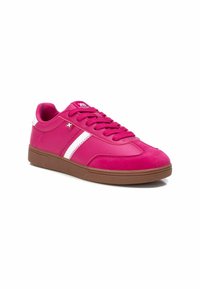 Zapatillas rosa brillante hechas de material sintético suave con detalles en blanco, con puntera redonda y una suela de goma marrón texturizada.