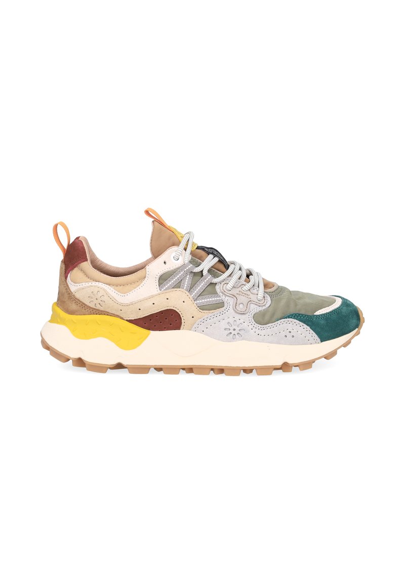 Wielokolorowe sneakersy z mixem zamszu i materiału siateczkowego, z wielotonową podeszwą, wzorzystymi akcentami i odblaskowymi sznurówkami.
