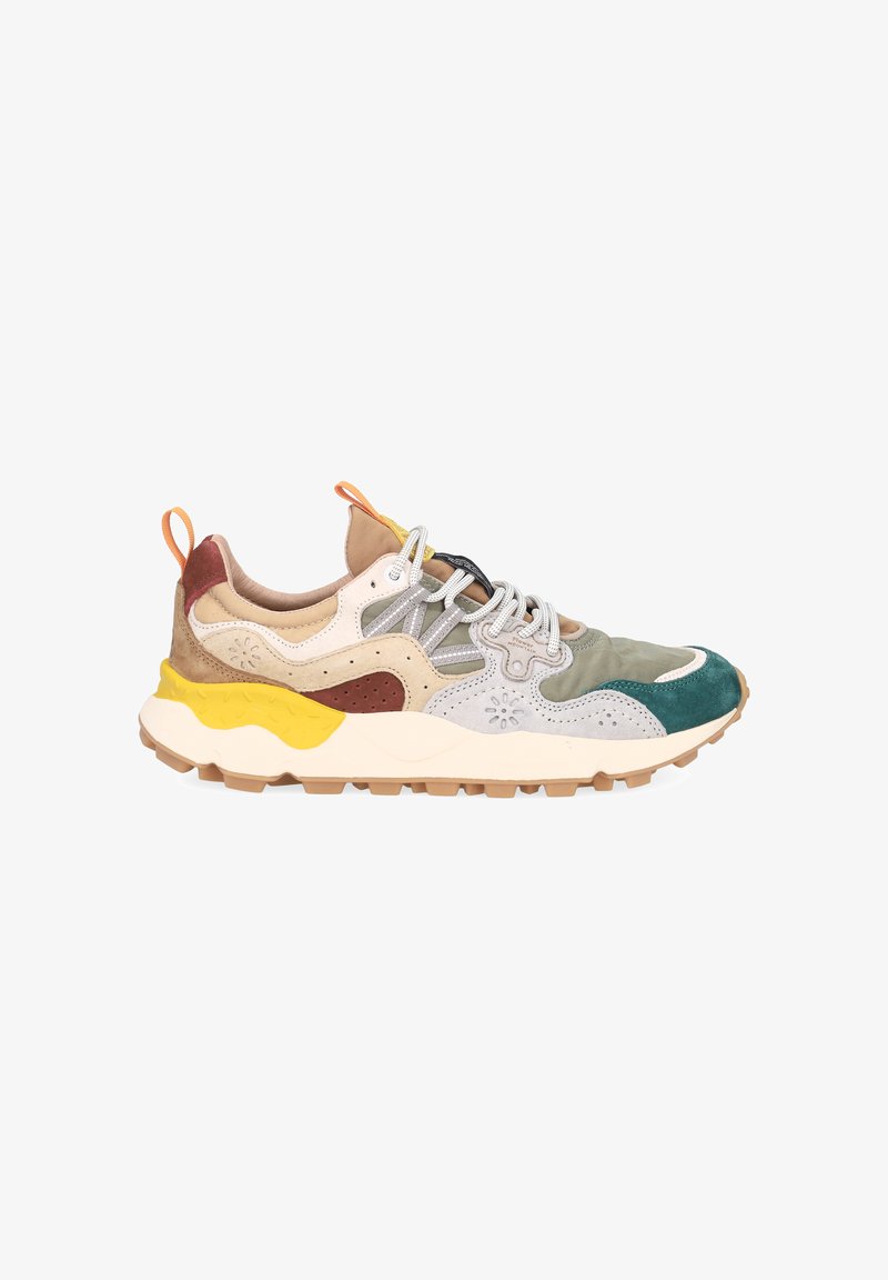 Bunt gemusterter Sneaker aus einer Mischung aus Wildleder und Mesh-Materialien, mit einer mehrfarbigen Sohle, gemusterten Akzenten und reflektierenden Schnürsenkeln.