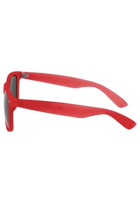 Raudoni plastikiniai saulės akiniai su matinio paviršiaus apdaila. Kvadratiniai rėmeliai ir išlenktos kojos turi tamsiai tonuotus objektyvus, kurie pabrėžia modernų dizainą.