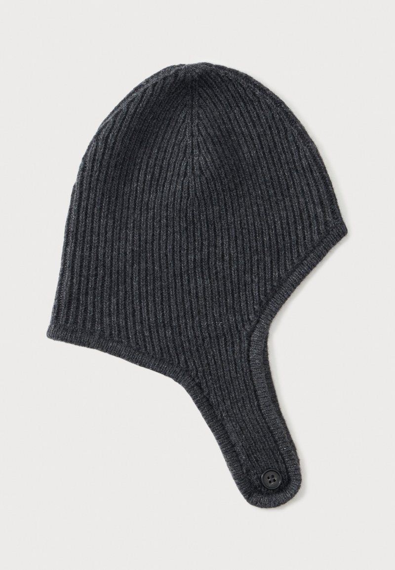 Bonnet d'hiver en maille côtelée gris foncé avec cache-oreilles et fermeture à bouton sous le menton, conçu pour apporter chaleur et protection.