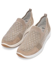 Beige Slipper-Sneaker mit weißem geometrischem Muster, elastischen Seiten und weißen Sohlen mit hellbraunem Profil, im Winkel nebeneinander gezeigt.