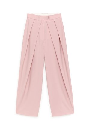Wijd-uitlopende roze broek met plooien aan de voorkant, riemlussen en een hoge taille, plat weergegeven op een witte achtergrond.