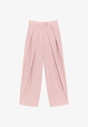 Różowe spodnie o szerokich nogawkach z przednimi zakładkami, szlufkami na pasek i wysokim stanem, ułożone na płasko na białym tle.