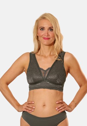 Grauer Spitzen-Bralette mit tiefem Ausschnitt, verstellbaren Trägern und strukturiertem Design. Kombiniert mit passender grauer Unterwäsche.